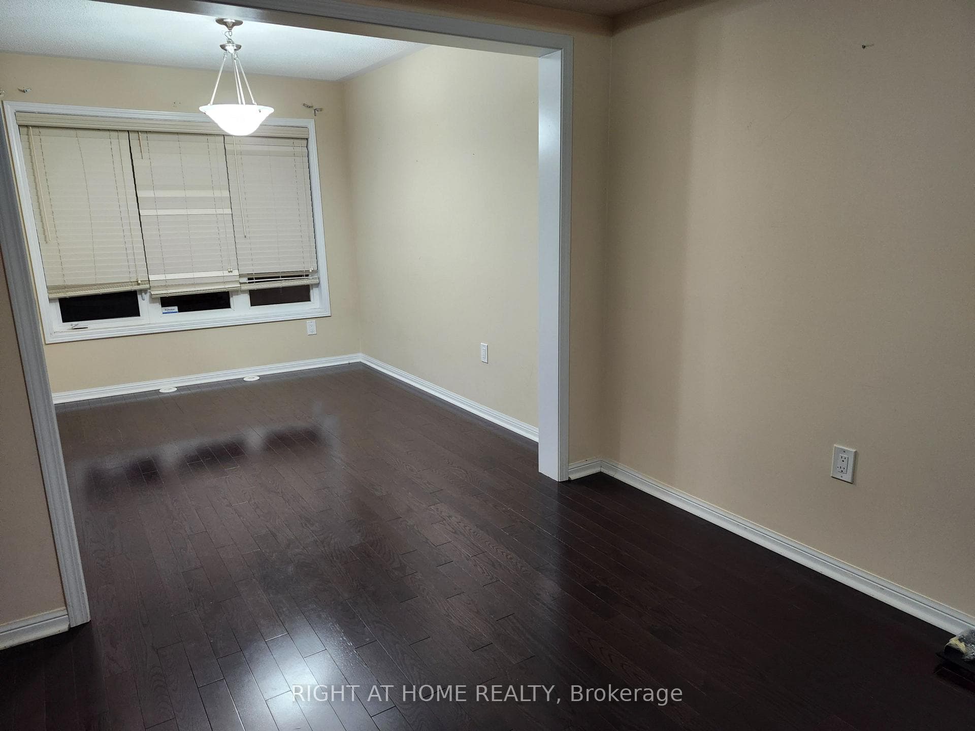786 Bolingbroke Drive photo 2