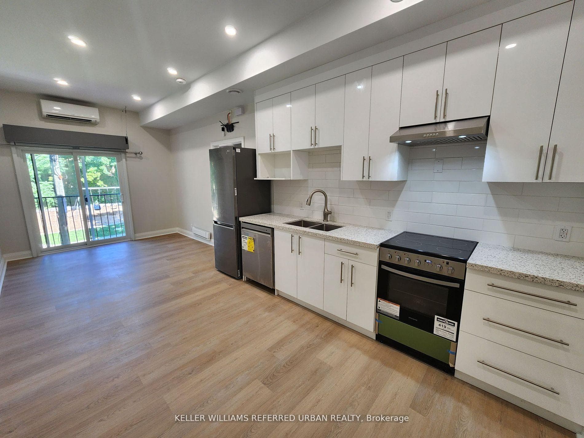 998 Bloor Street Unit 4 photo 1