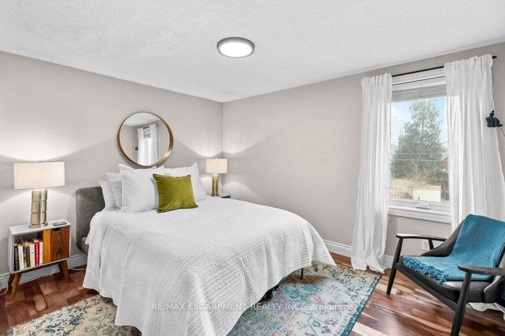 92 Graham Avenue photo 18