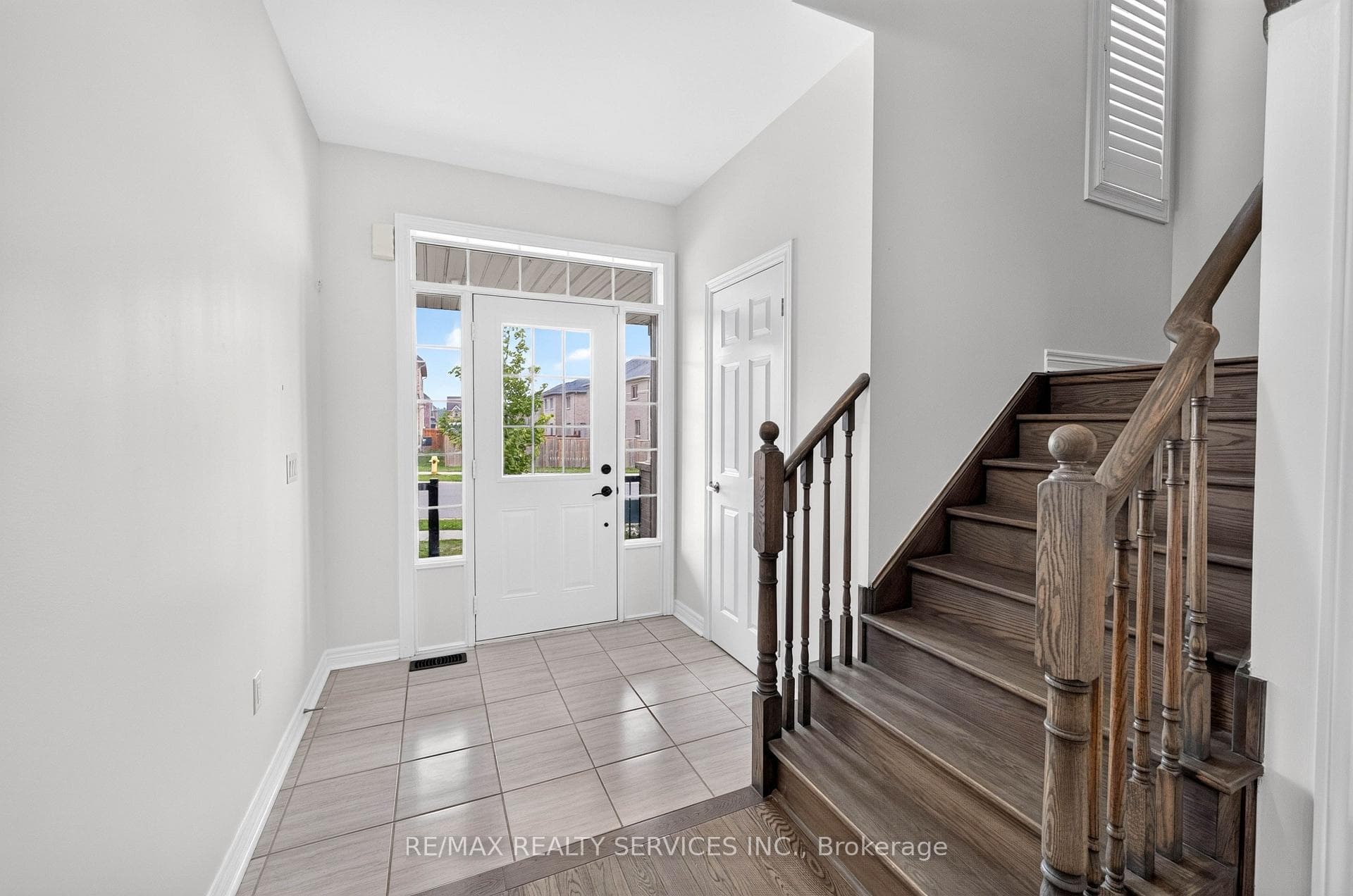 1149 Upper Thames Drive photo 5