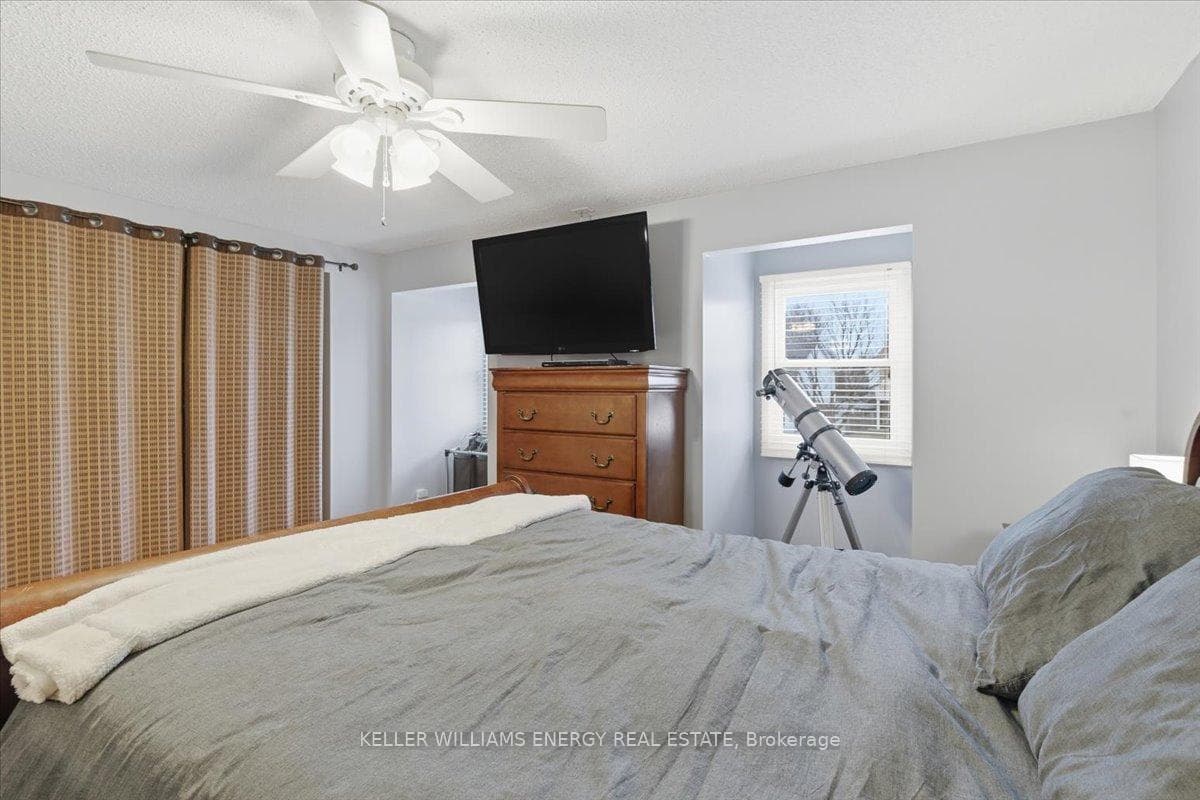 751 Bennett Crescent photo 22