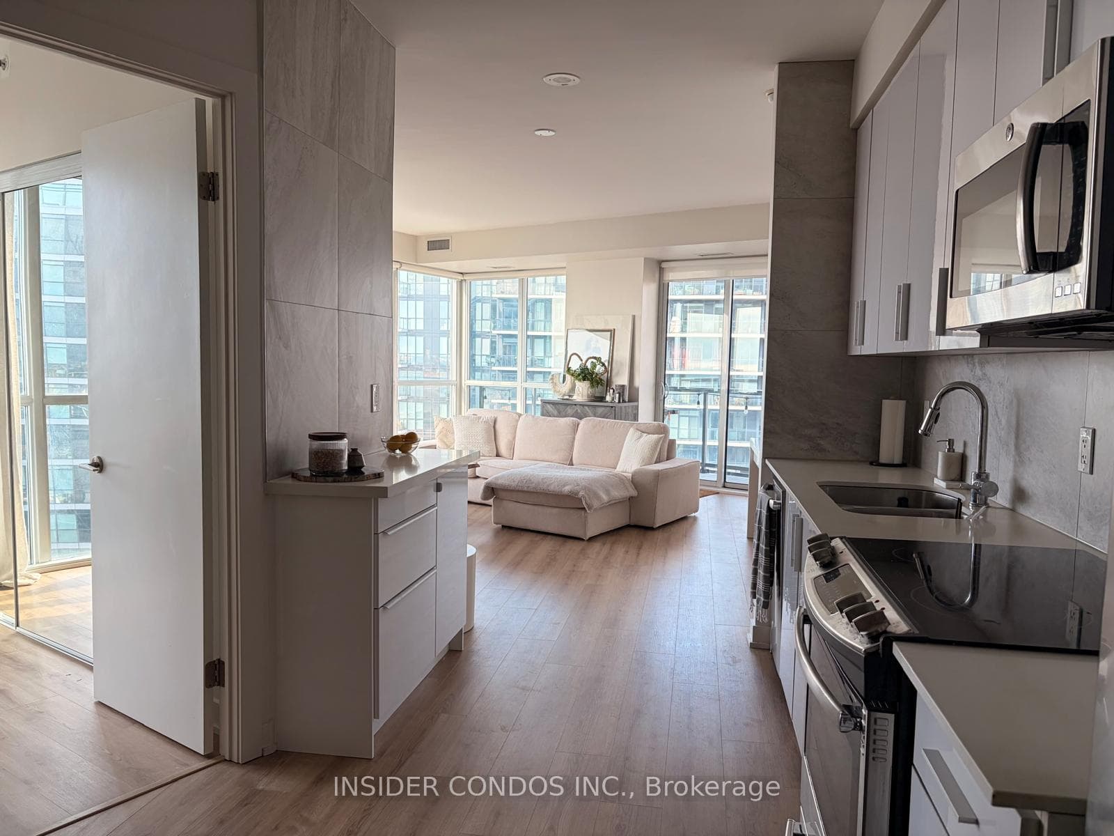 20 Bruyeres Mews Unit 2512 photo 3