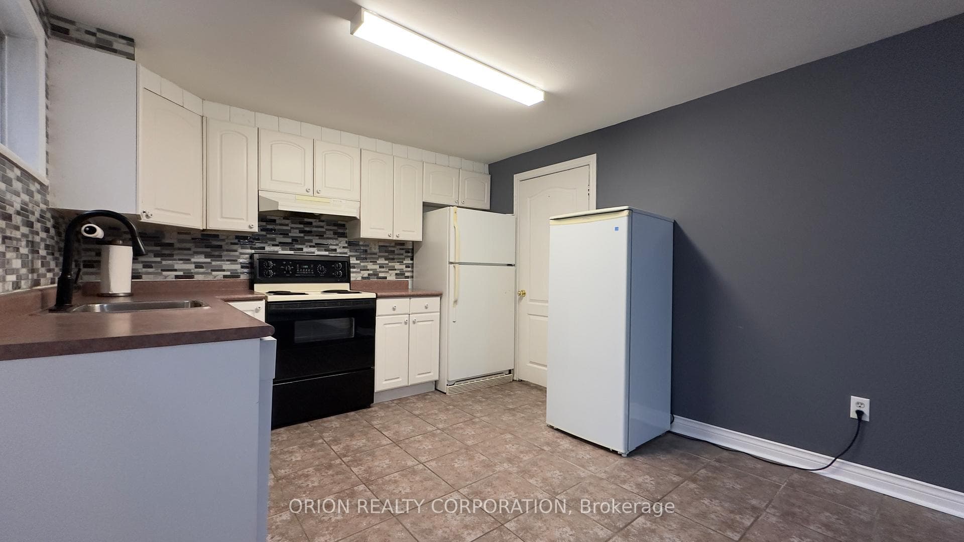 3551 Woodhurst Crescent photo 2