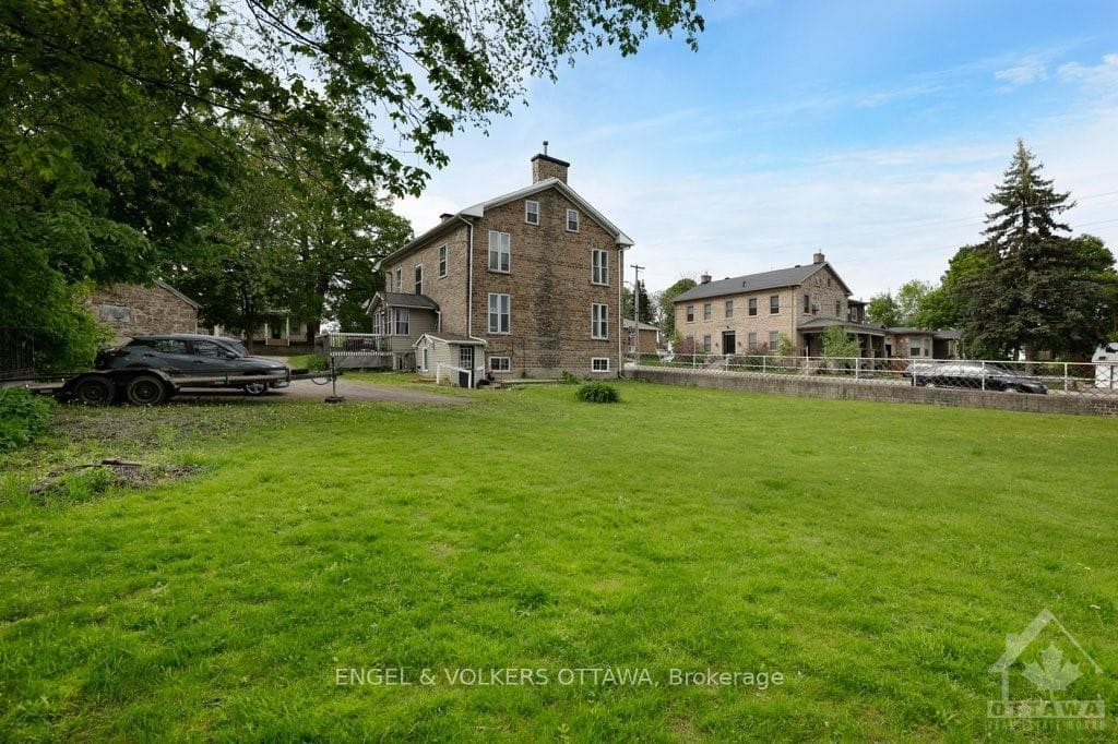 389 EDWARD Street photo 8