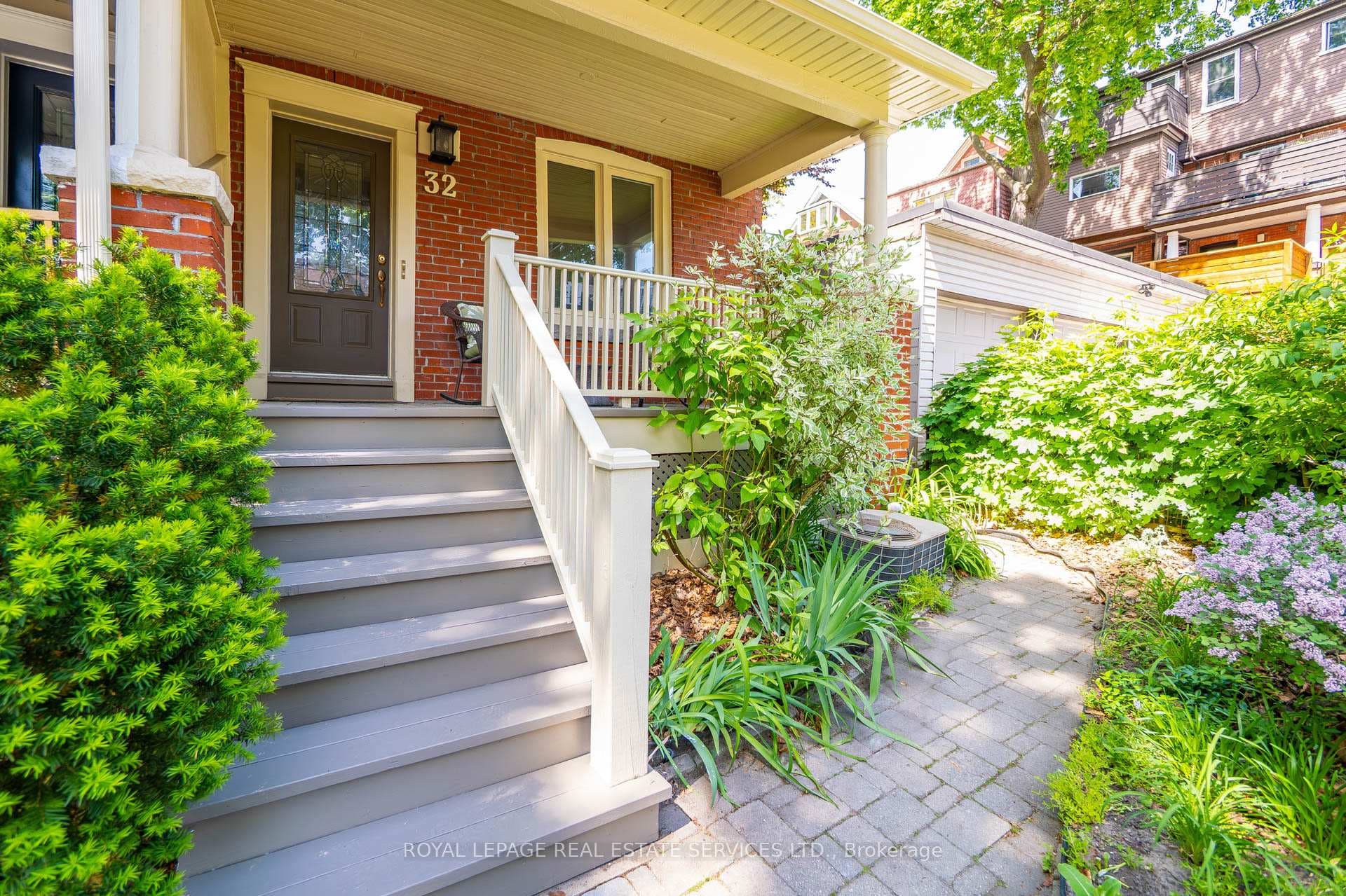 32 Hillsview Avenue photo 5