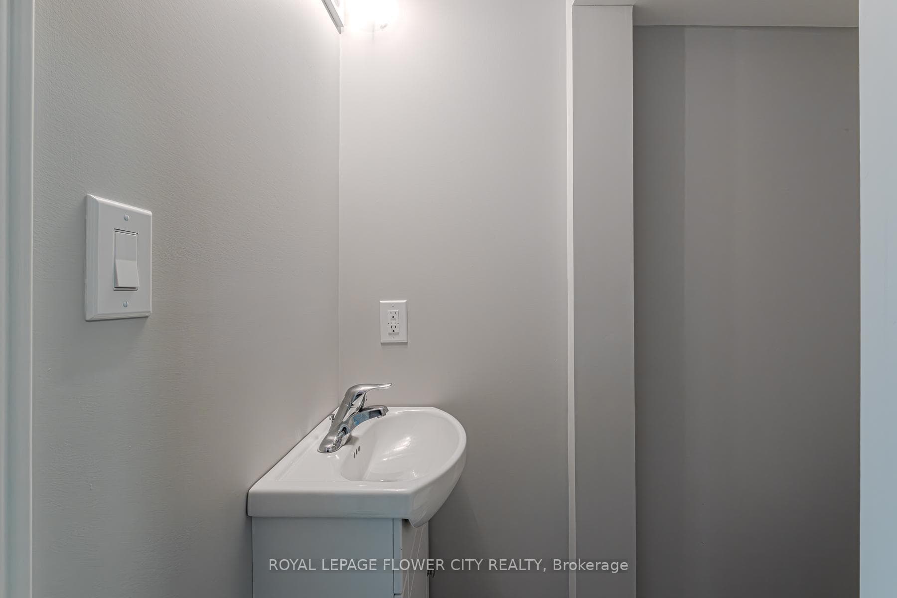 210 Queen Street photo 44