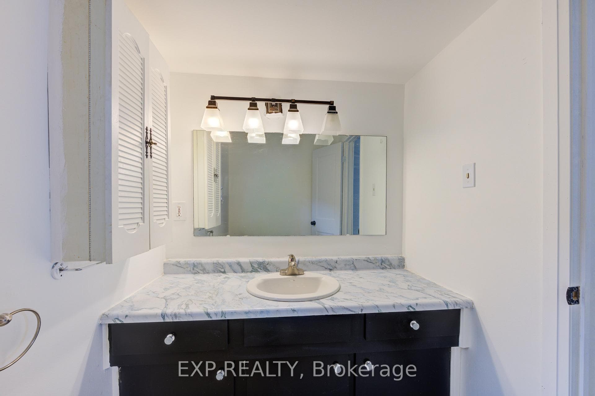 524 Simcoe Street photo 36