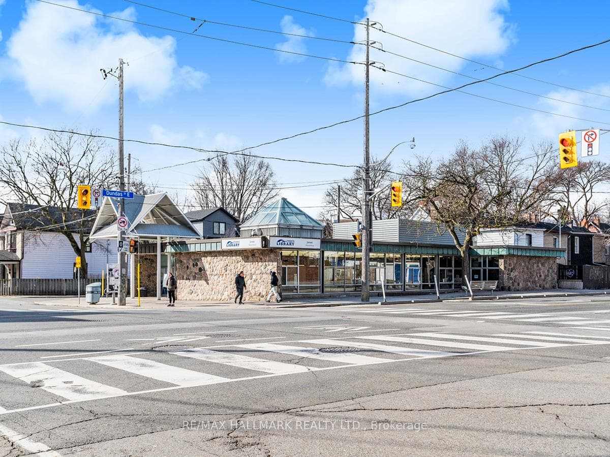 1584 Dundas Street photo 33