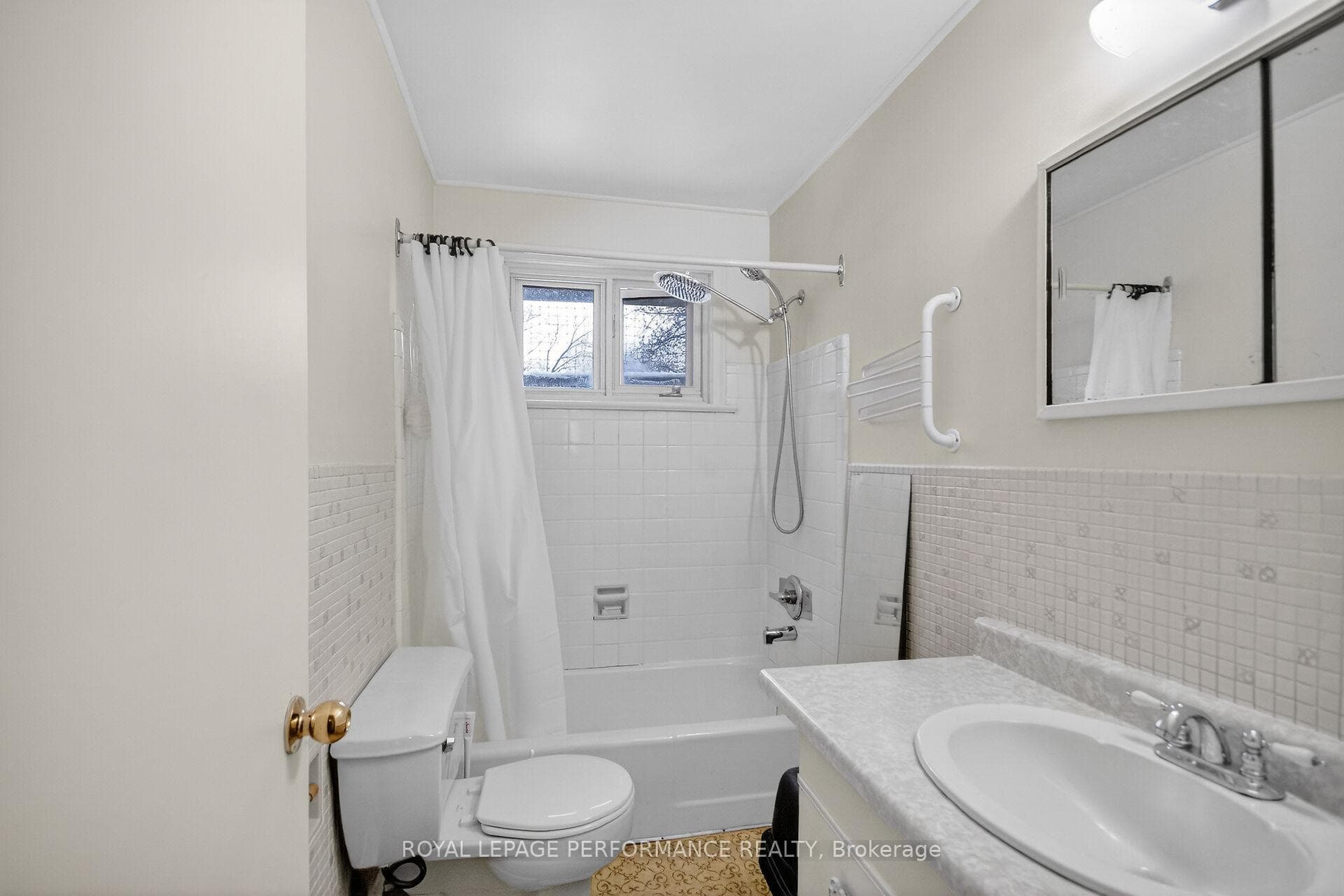 Main floor 4pc bathroom