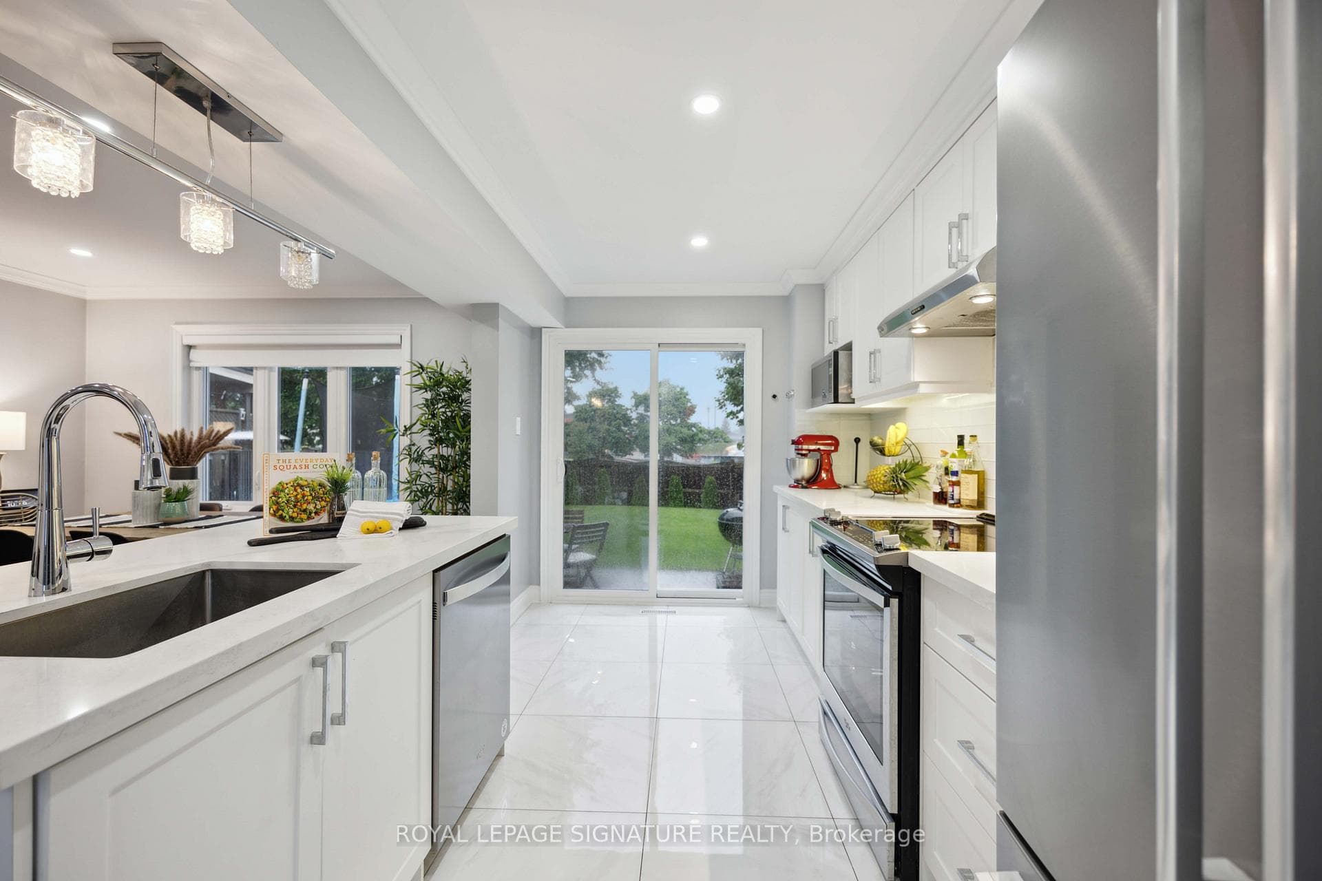 674 Sultana Square photo 4