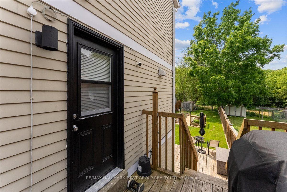 134 Londonderry Street photo 37