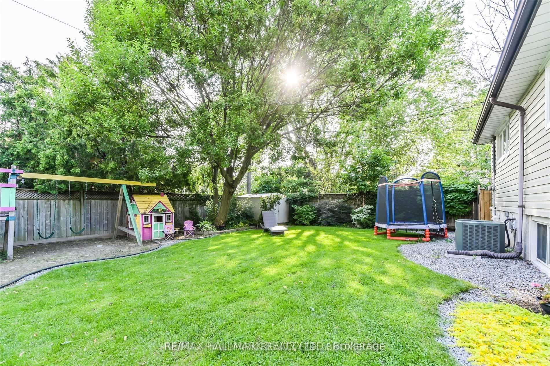 687 Artreva Crescent photo 27