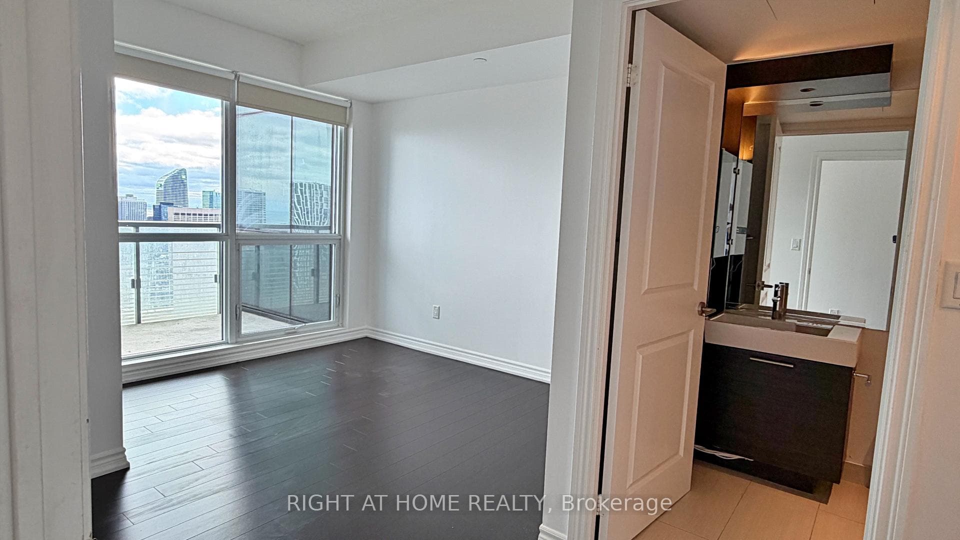 386 Yonge Street Unit 4207 photo 17