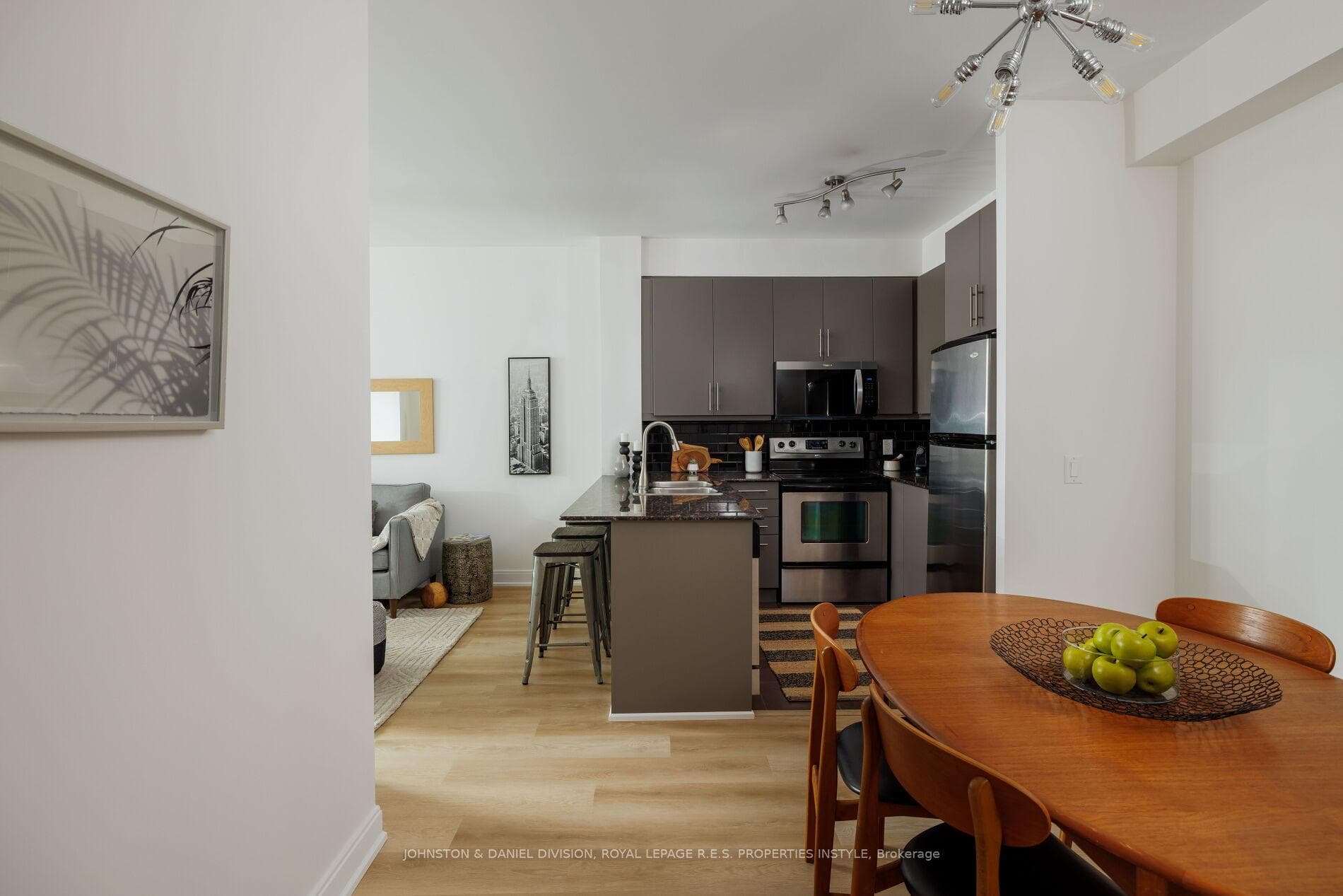 88 Broadway Avenue Unit 401 photo 6