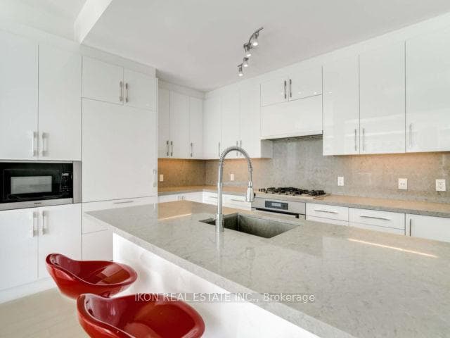 29 Queens Quay Unit 302 photo 11