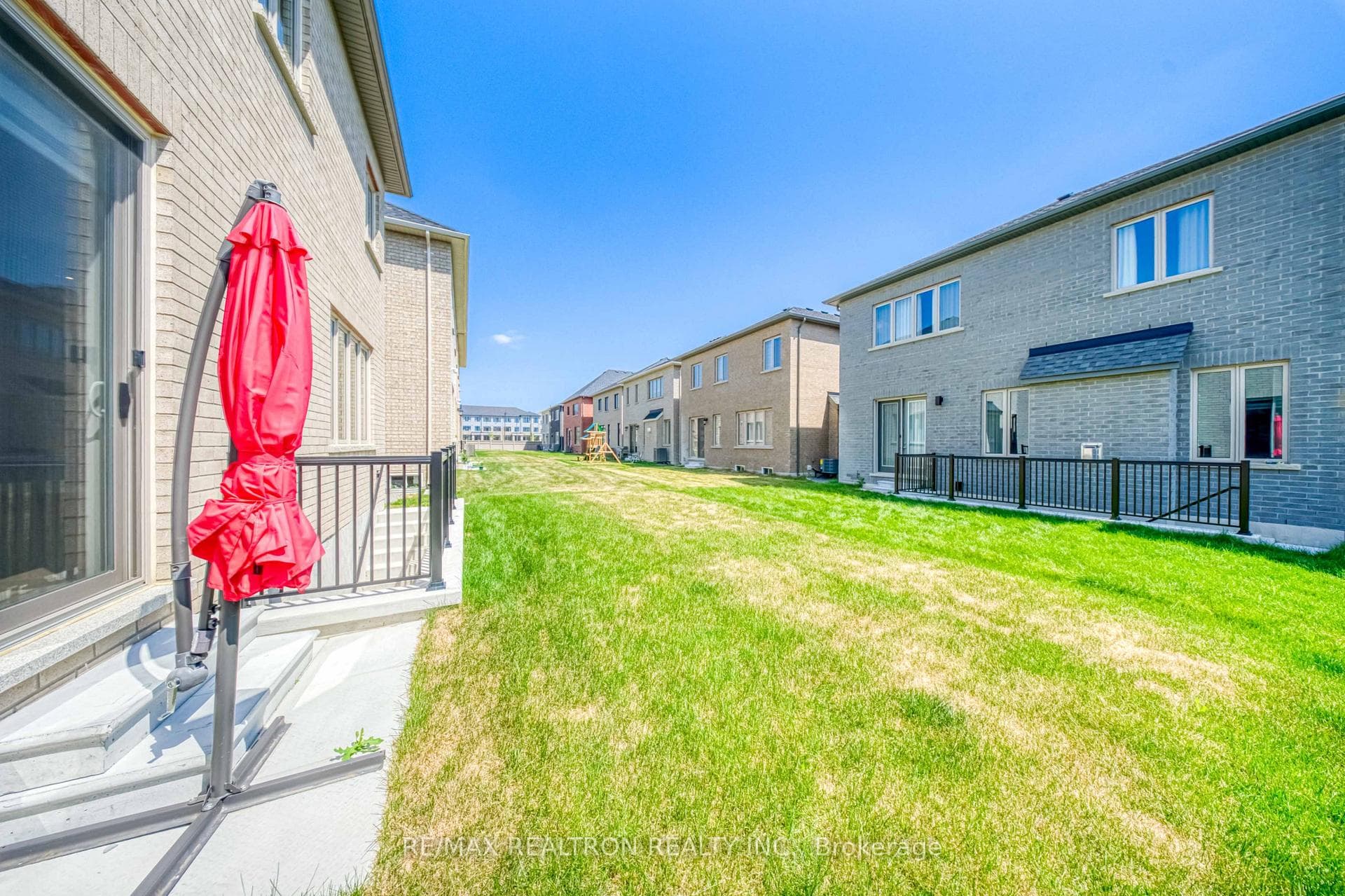 207 Leslie Richards Street photo 32