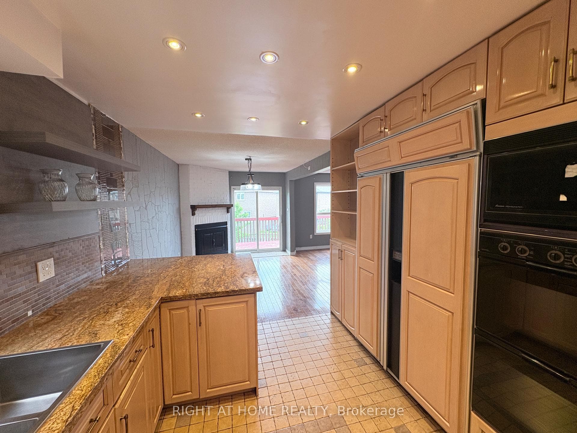 47 Hewitt Crescent photo 9