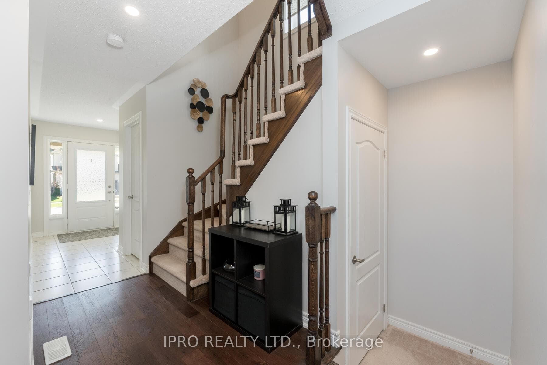 834 Cook Crescent photo 5