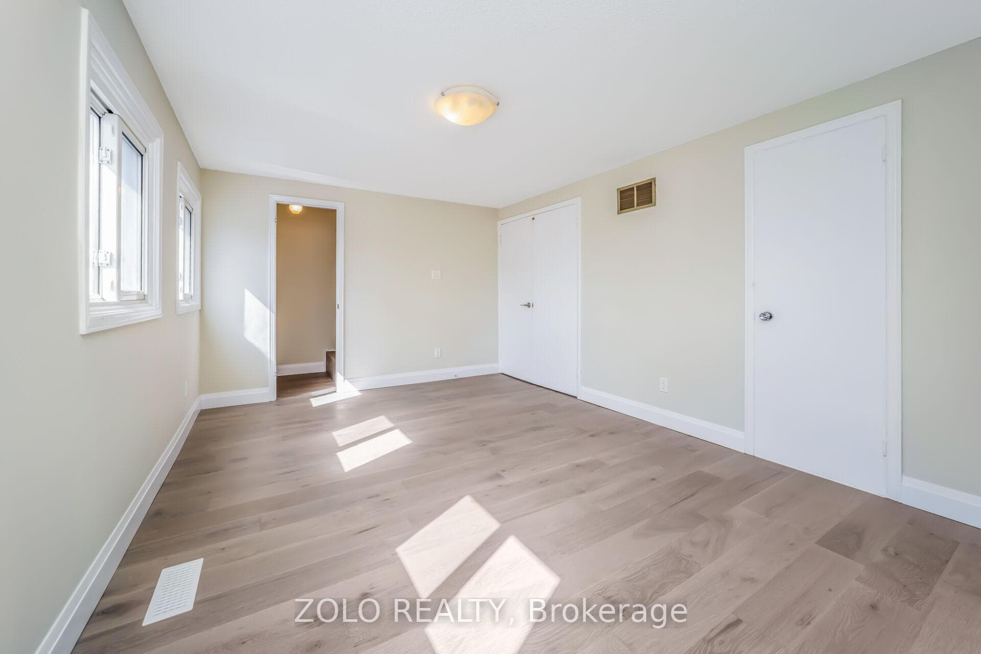 136 Goldhawk Trail photo 23