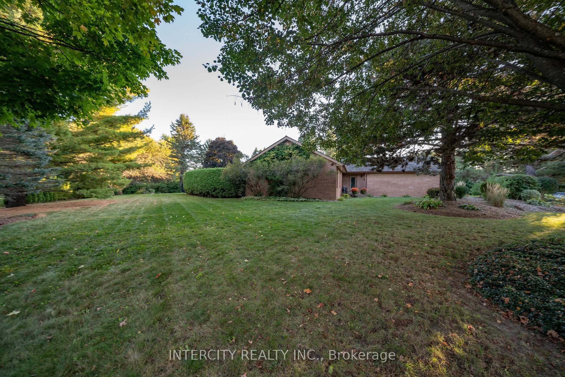 137 Curtis Crescent photo 39