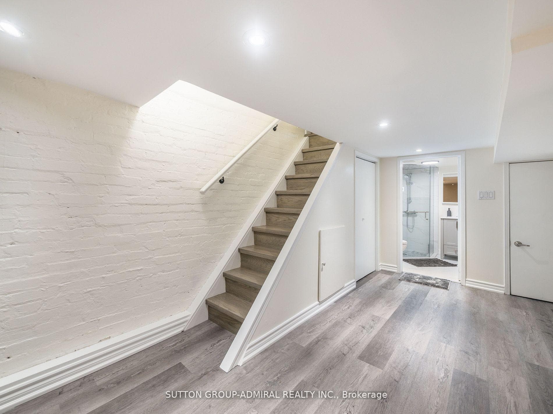 389 Davisville Avenue photo 35