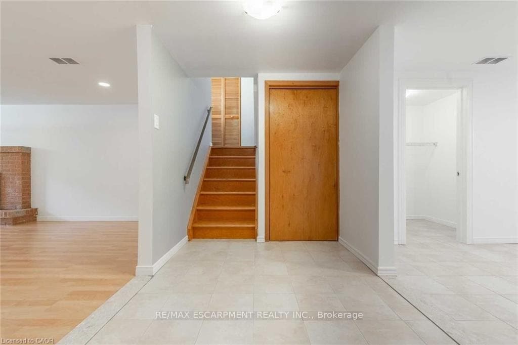 134 Marcella Crescent Unit B photo 5