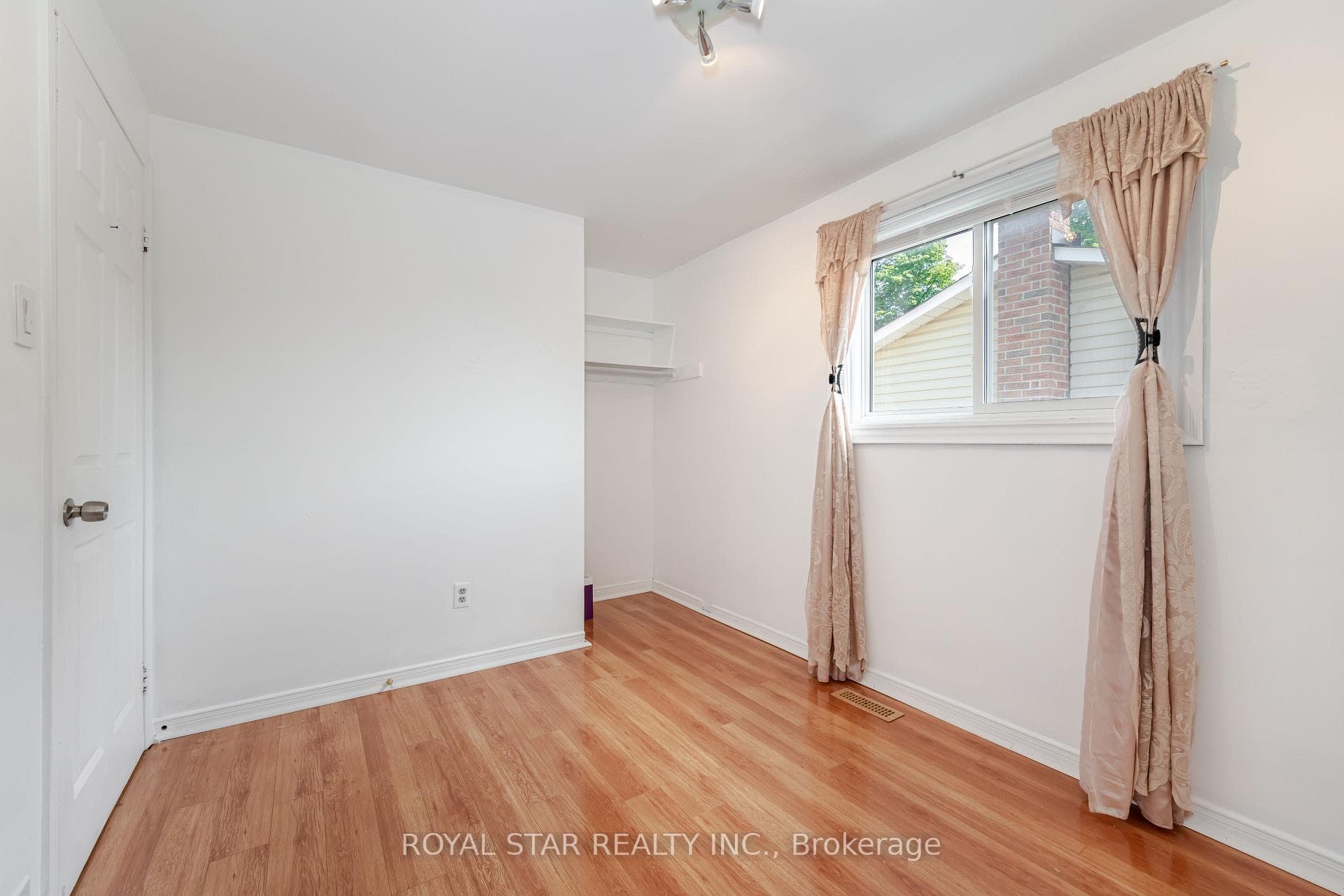 6 Courtleigh Square photo 37