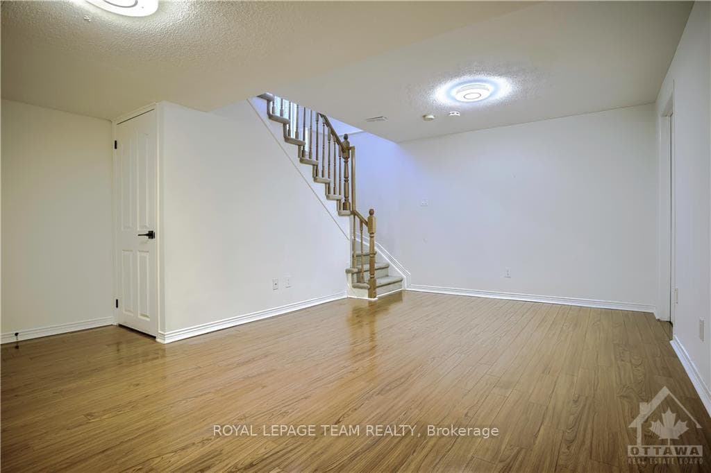 11 GRAY Crescent photo 17