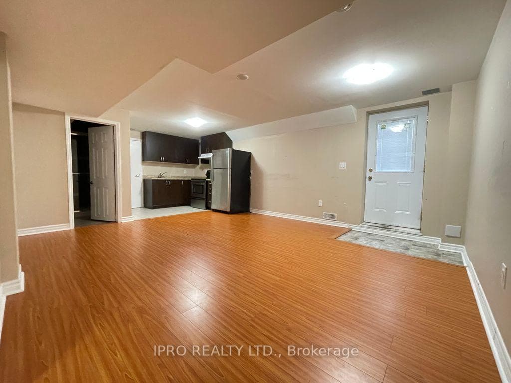 169 Fennamore Terrace Unit Lower photo 3