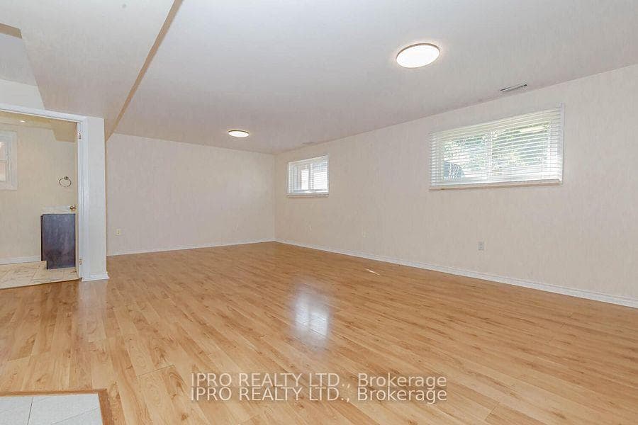 211 Leaside Drive photo 19