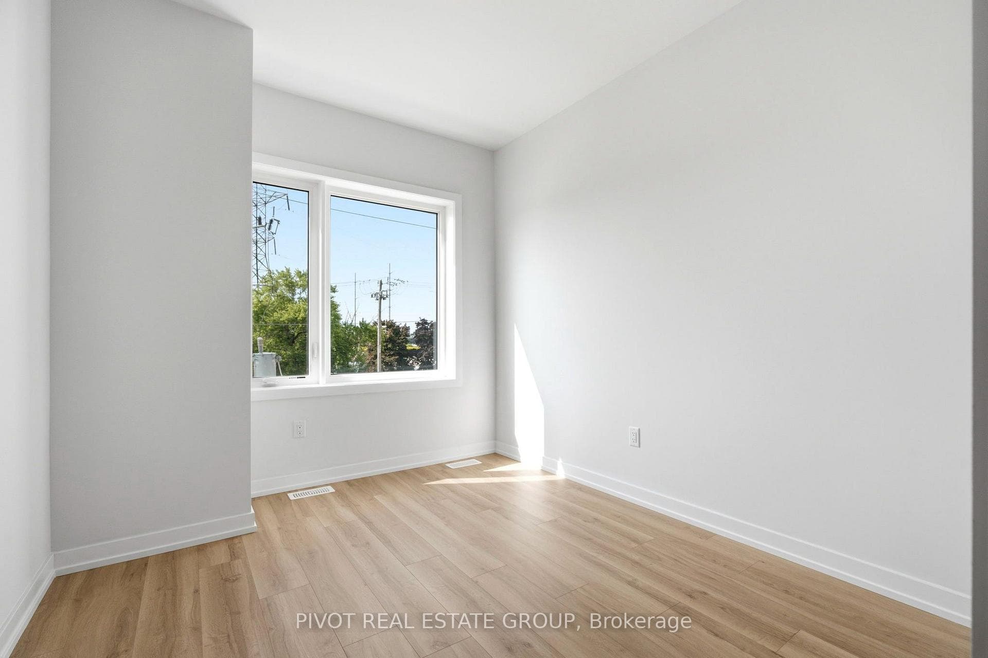 2752 Lawrence Avenue photo 23