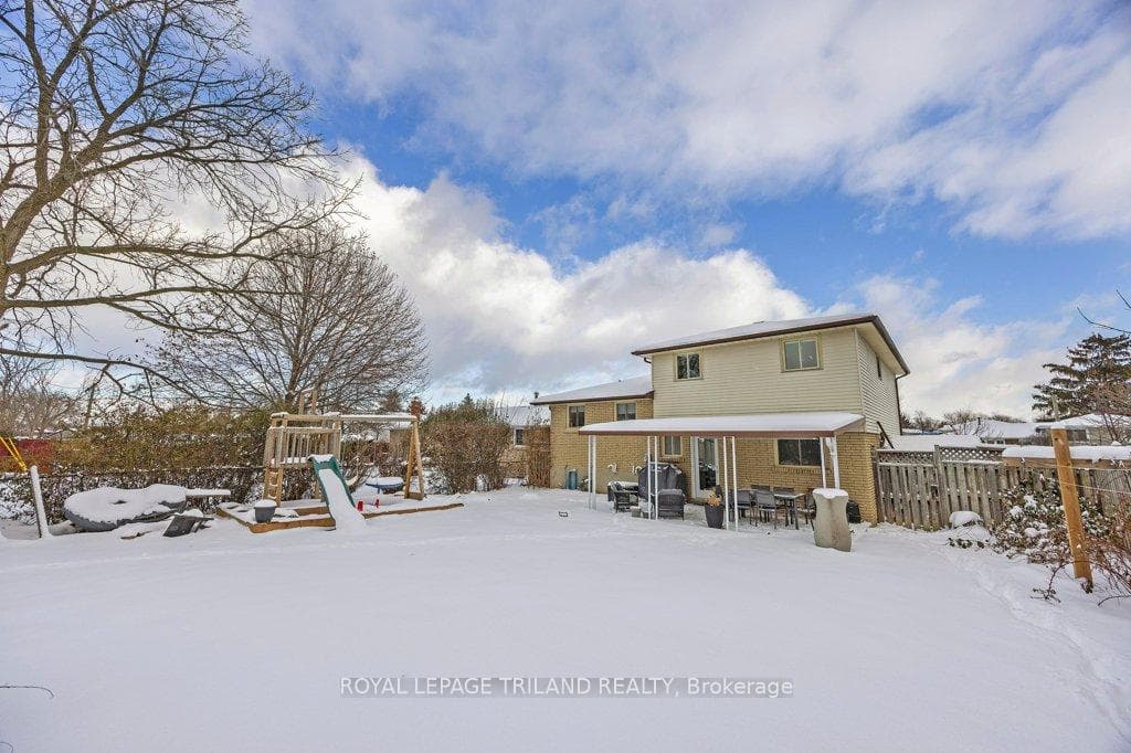 15 Stirling Crescent photo 6