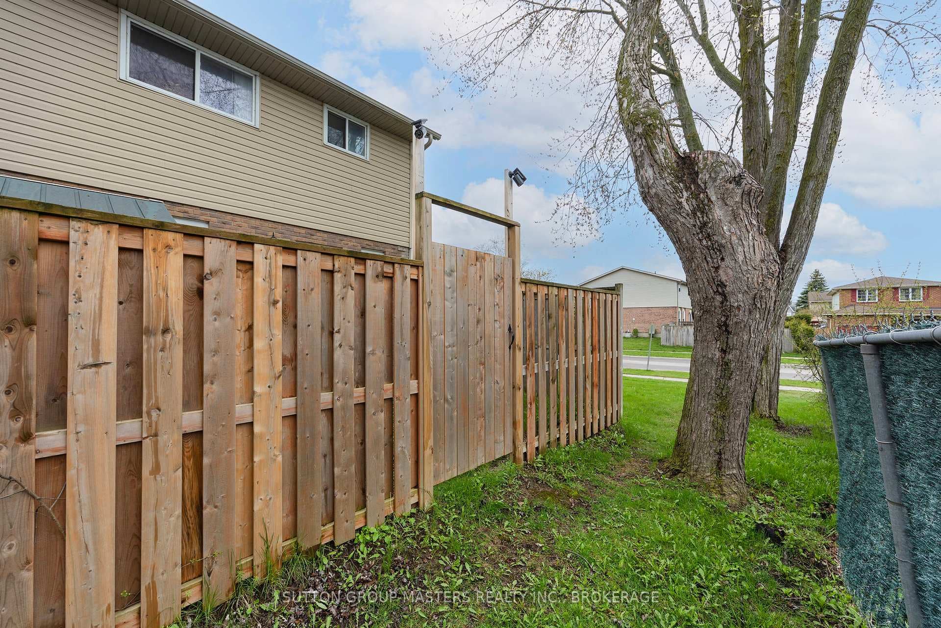 182 Rosemund Crescent photo 33
