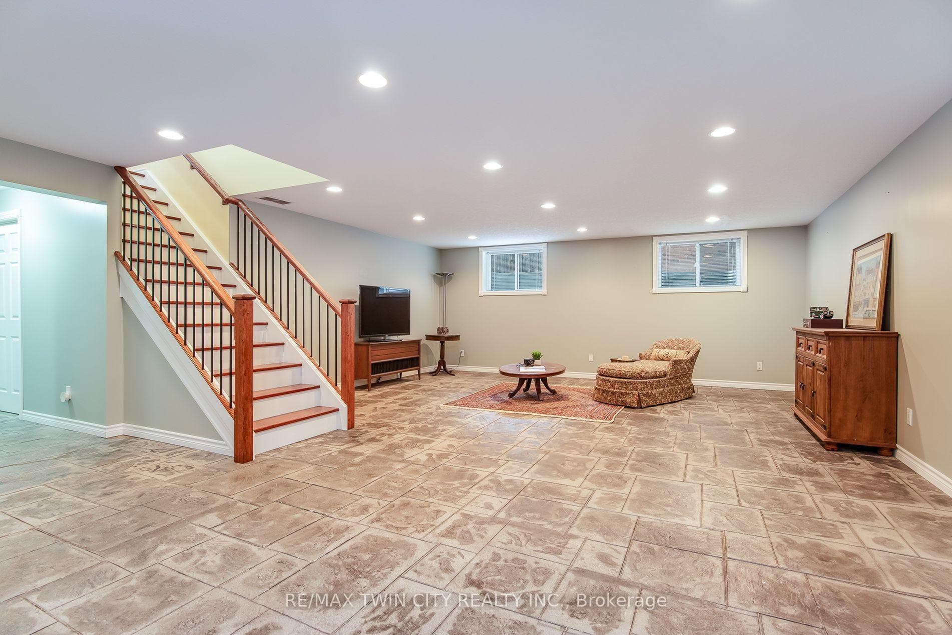 190 Laschinger Boulevard photo 30