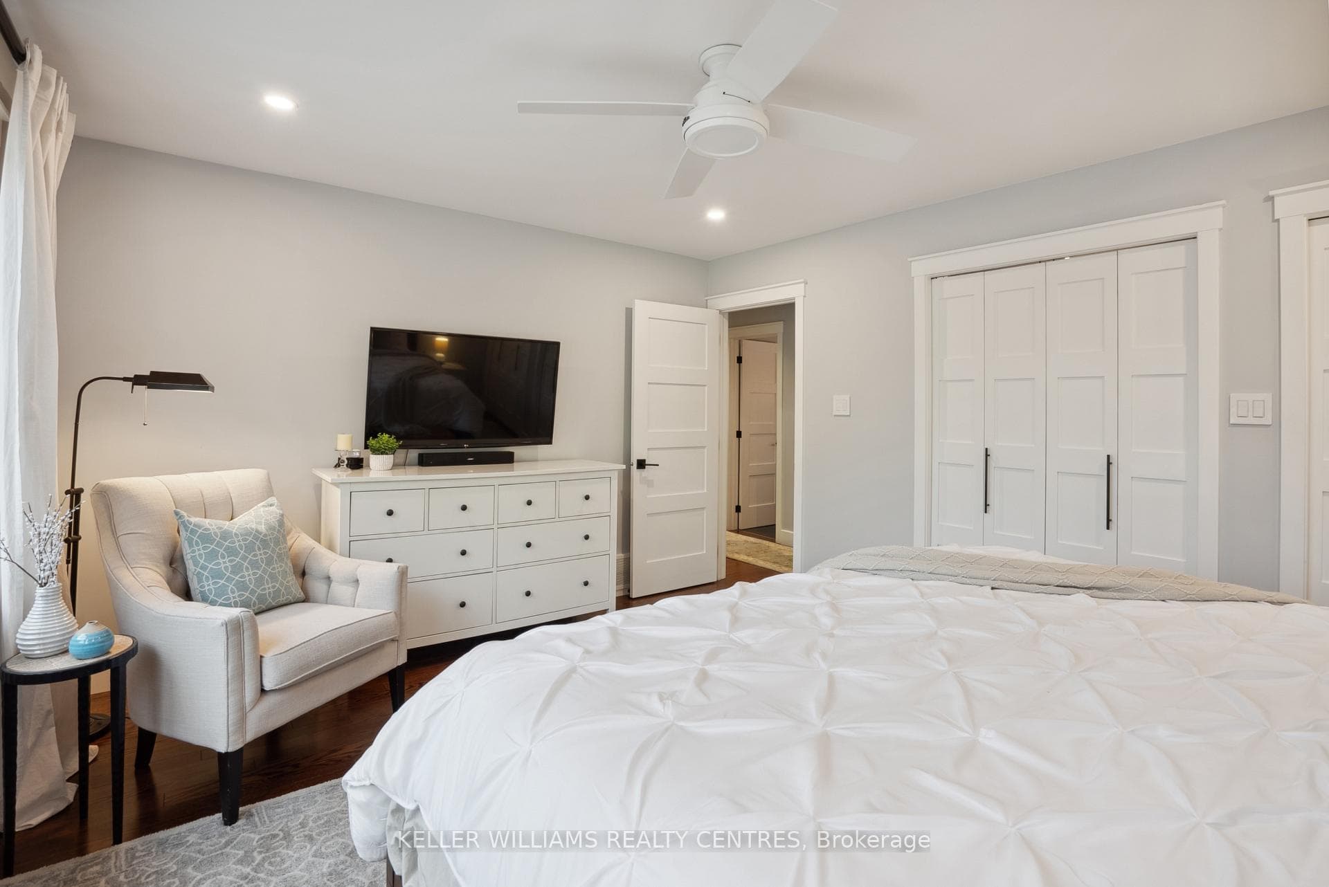 5215 Broughton Crescent photo 19