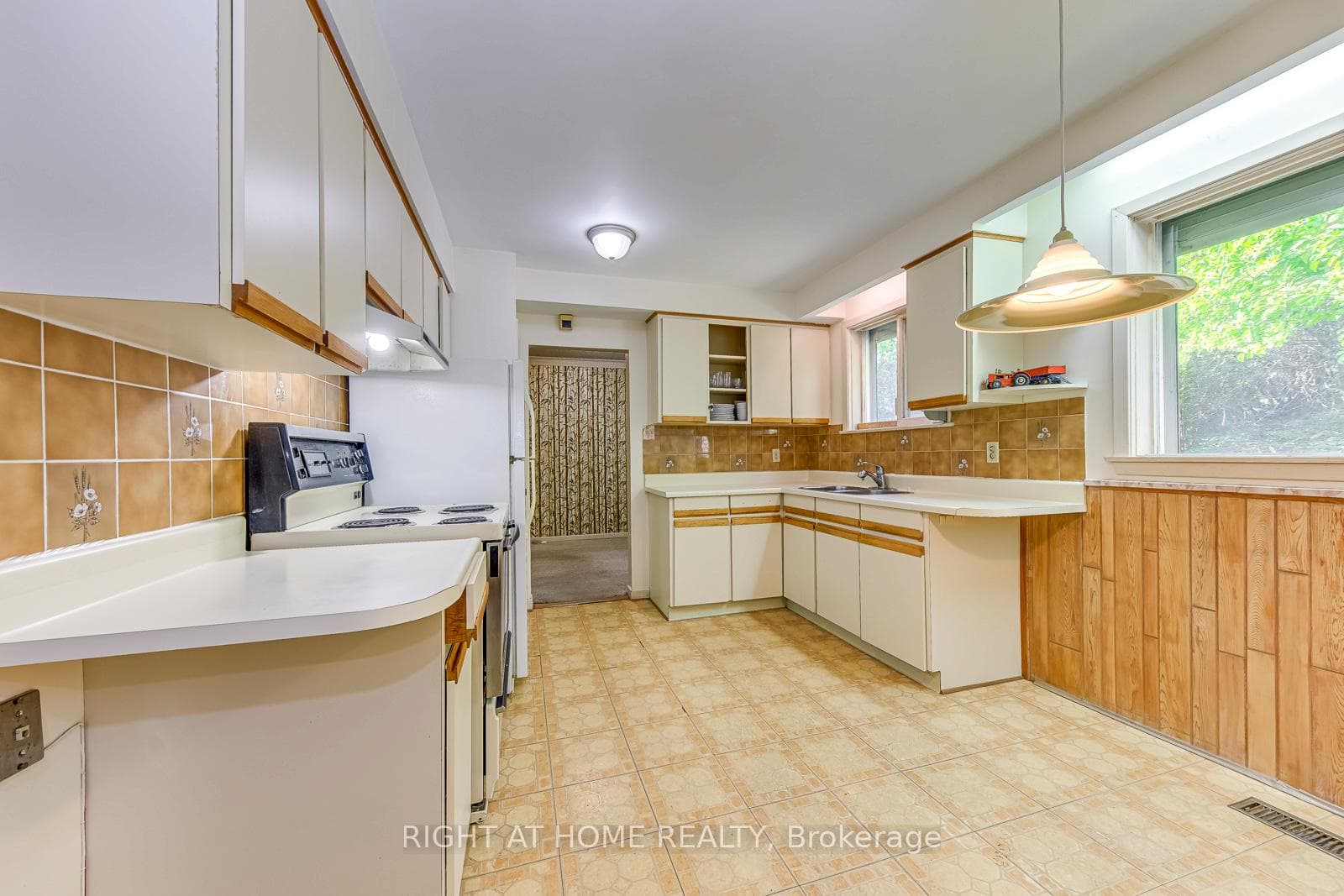 2572 Islington Avenue photo 10