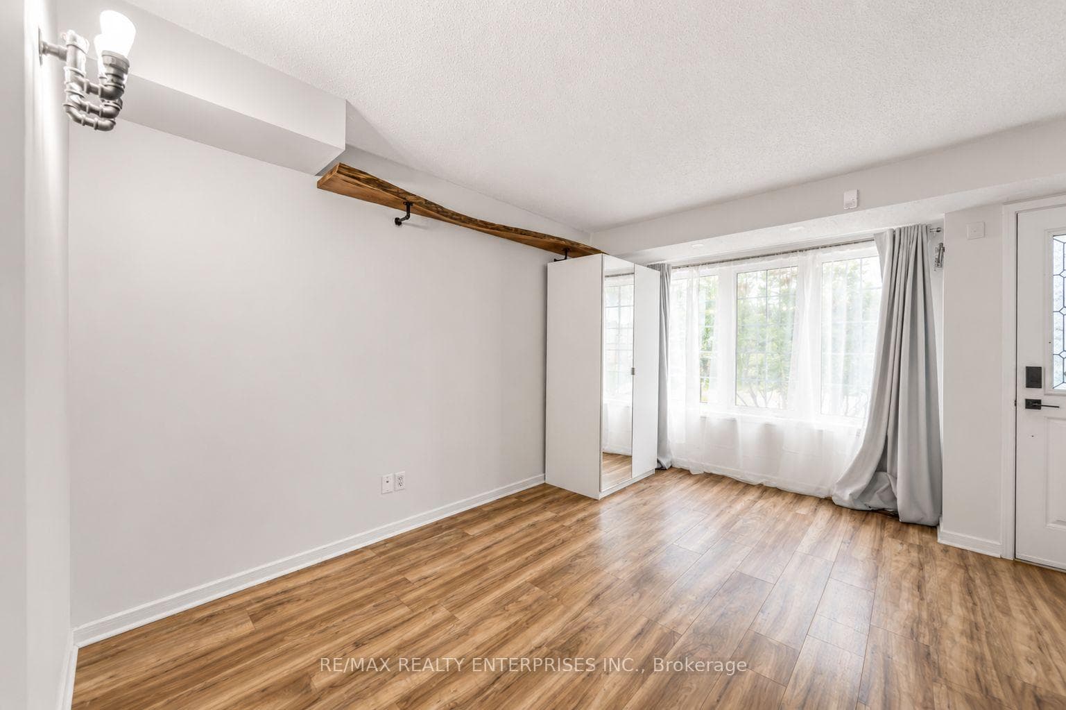 818 Buttonbush Court photo 4