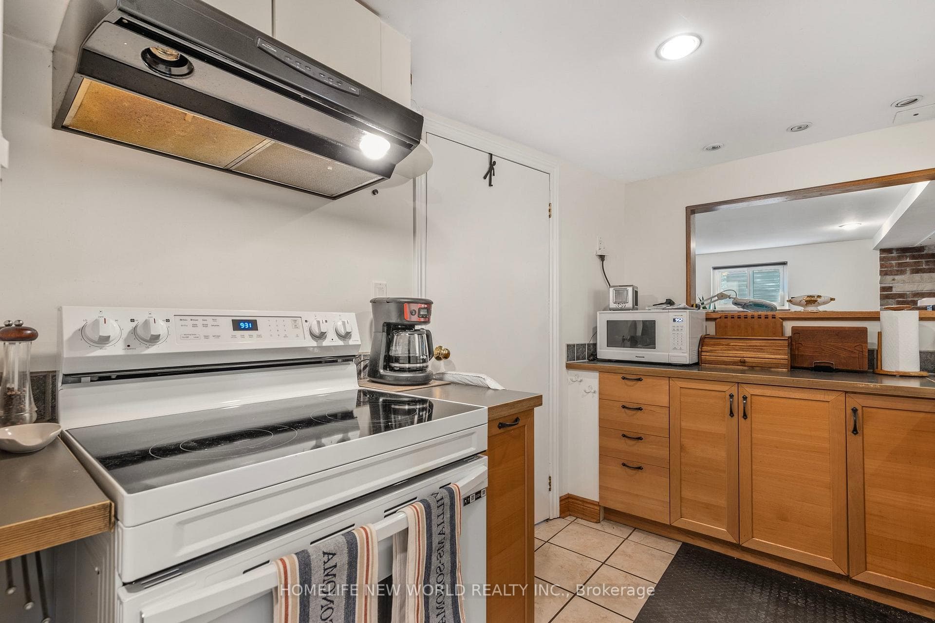 708 Sunnypoint Drive Unit (Bsmt) photo 9