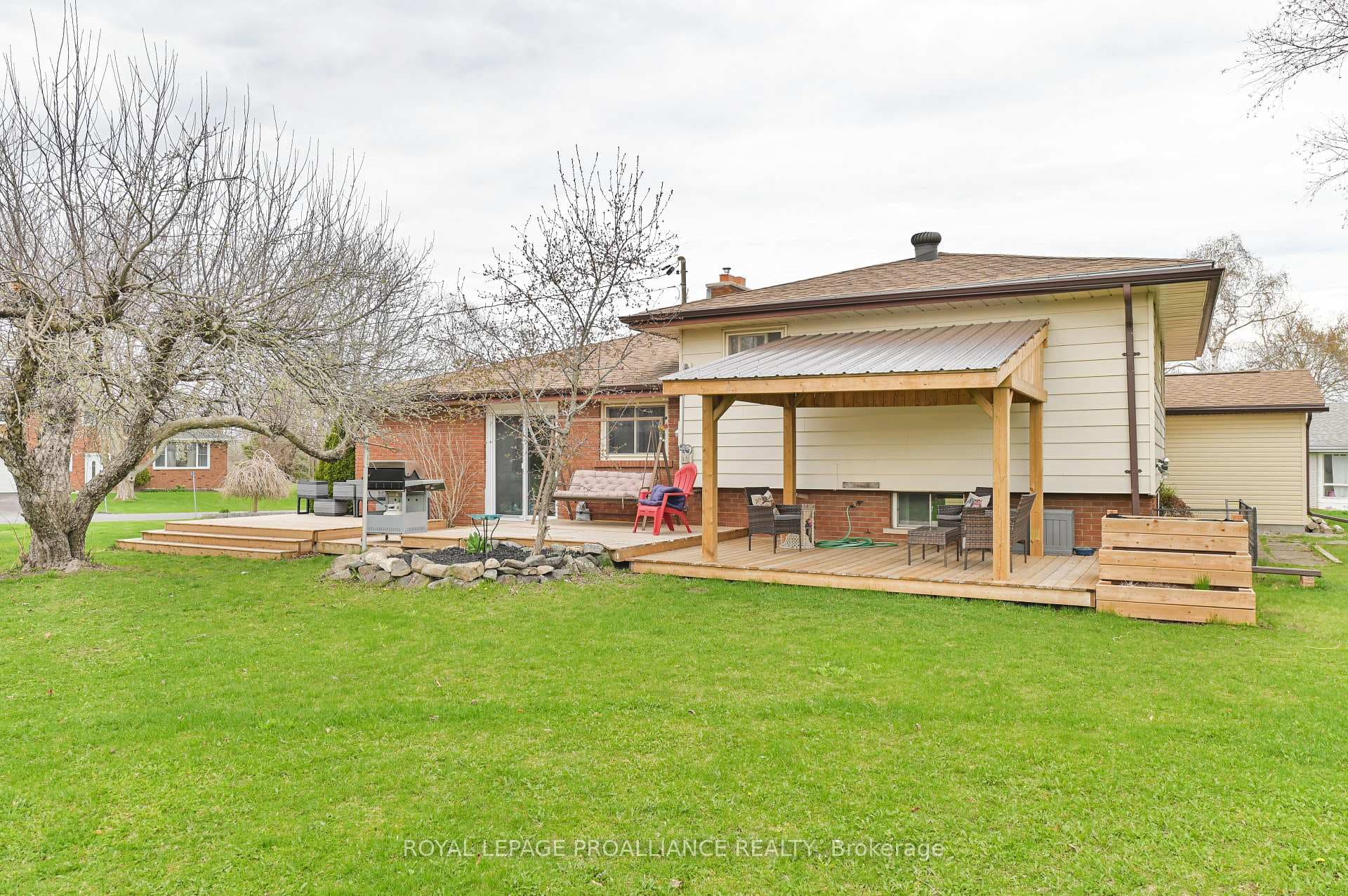 16 Thurlow Drive photo 32