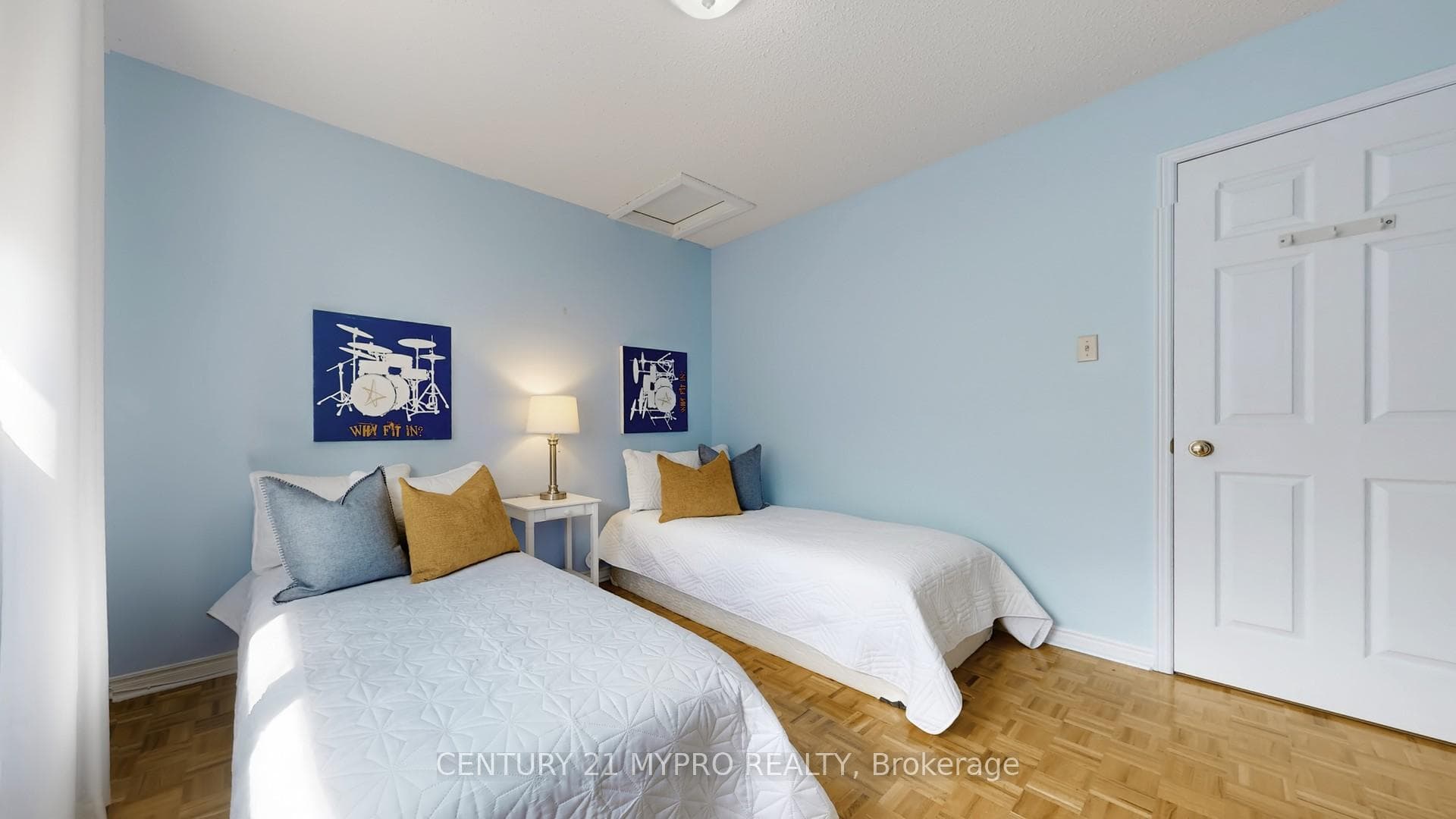 49 Parklawn Crescent photo 17