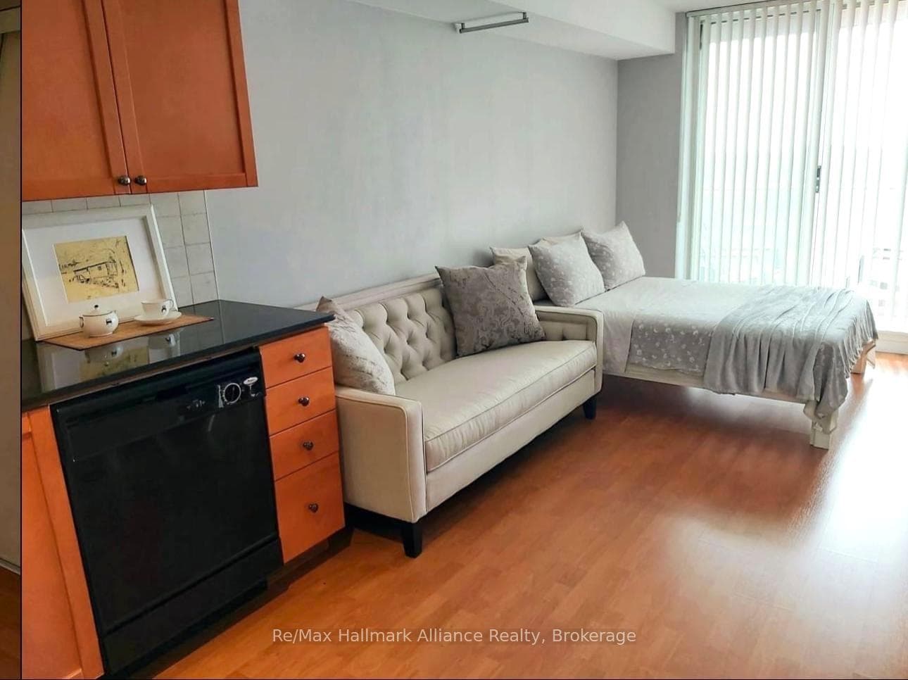1369 Bloor Street Unit 910 photo 3