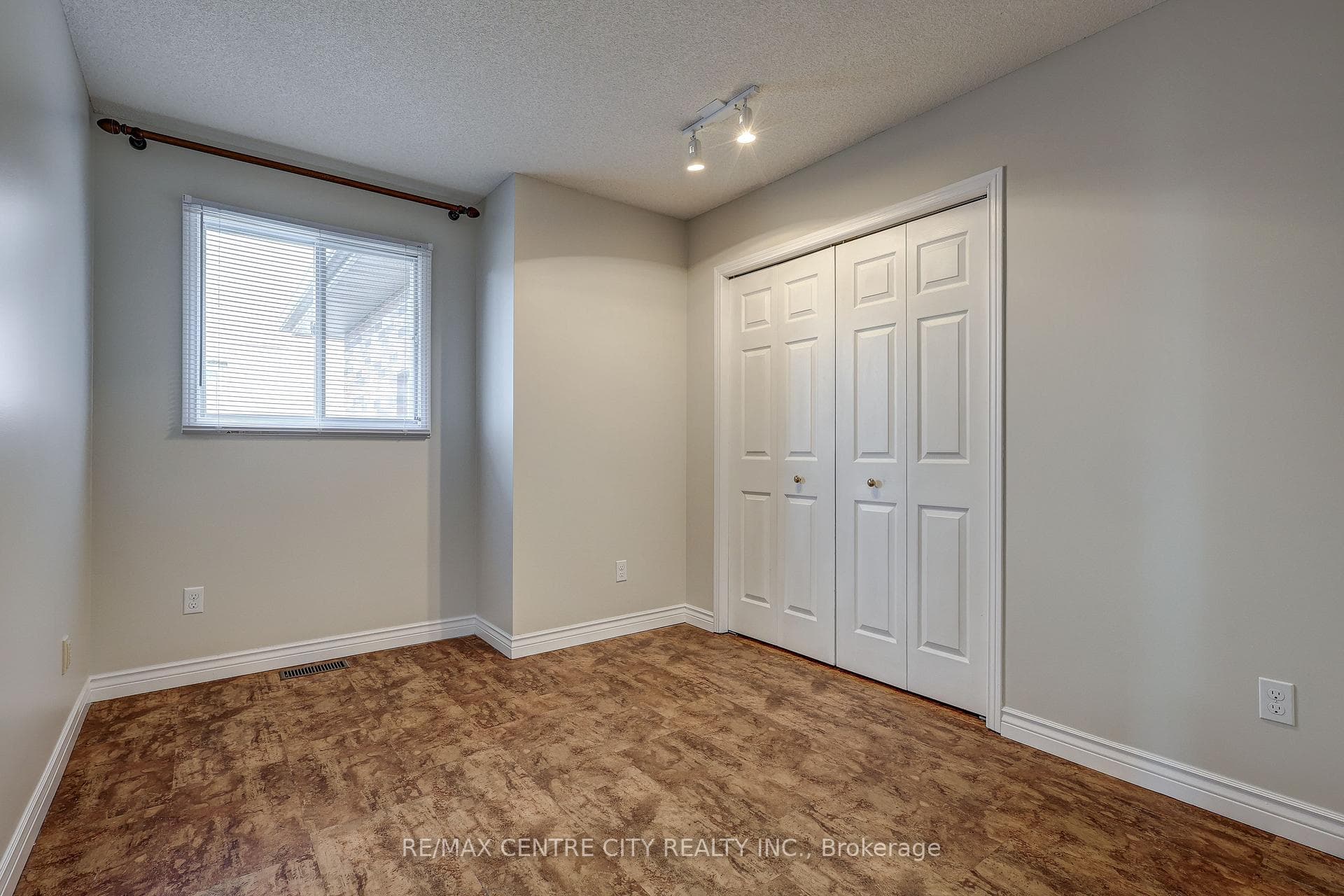 42 Oldewood Crescent photo 12