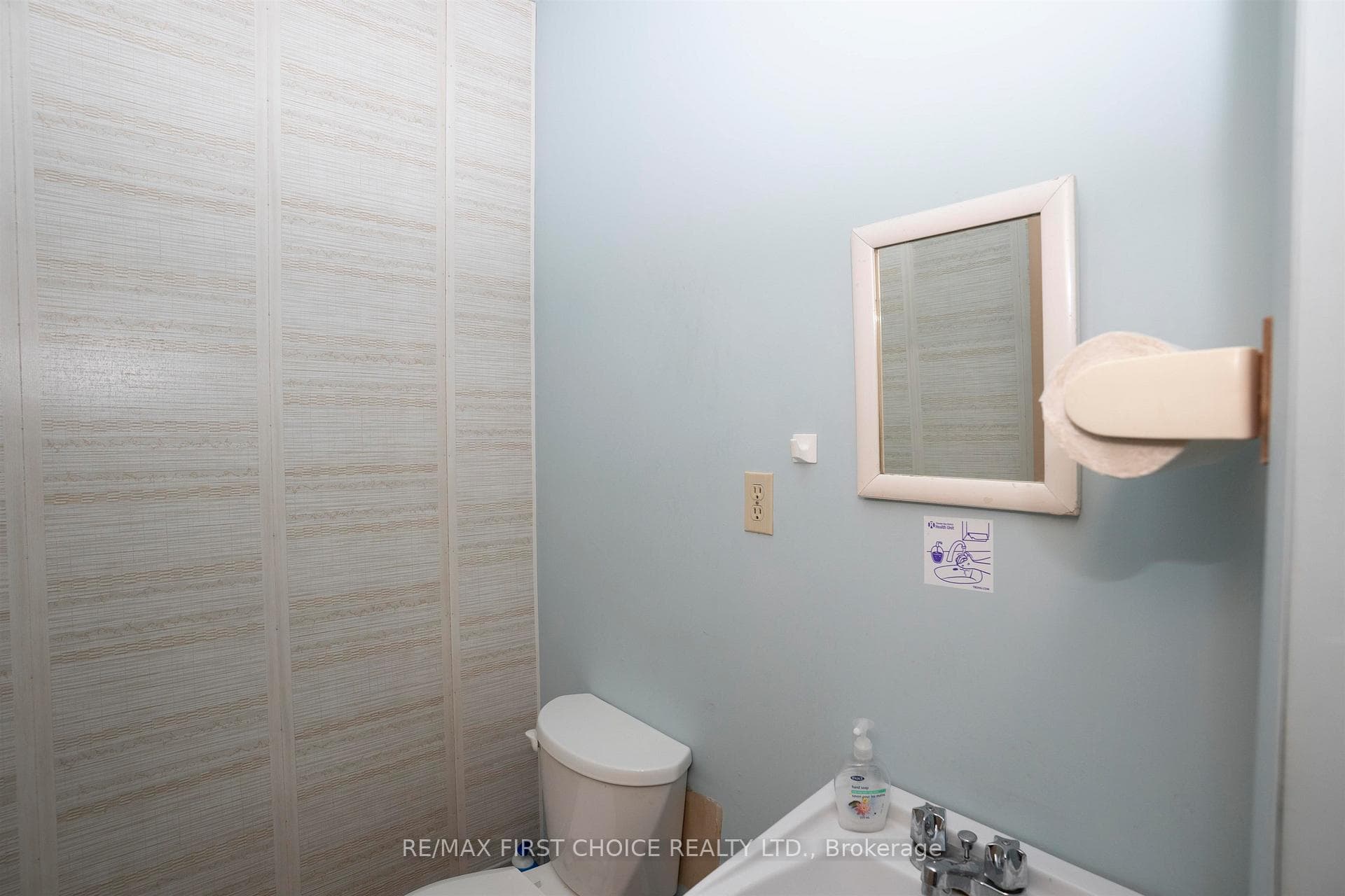 647 John Street photo 29