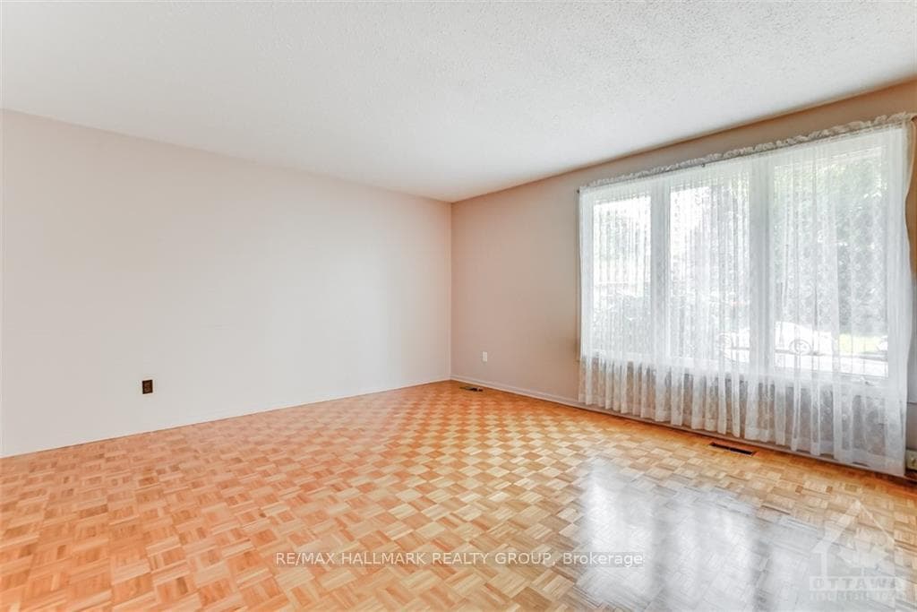 1317 RAINBOW Crescent photo 3