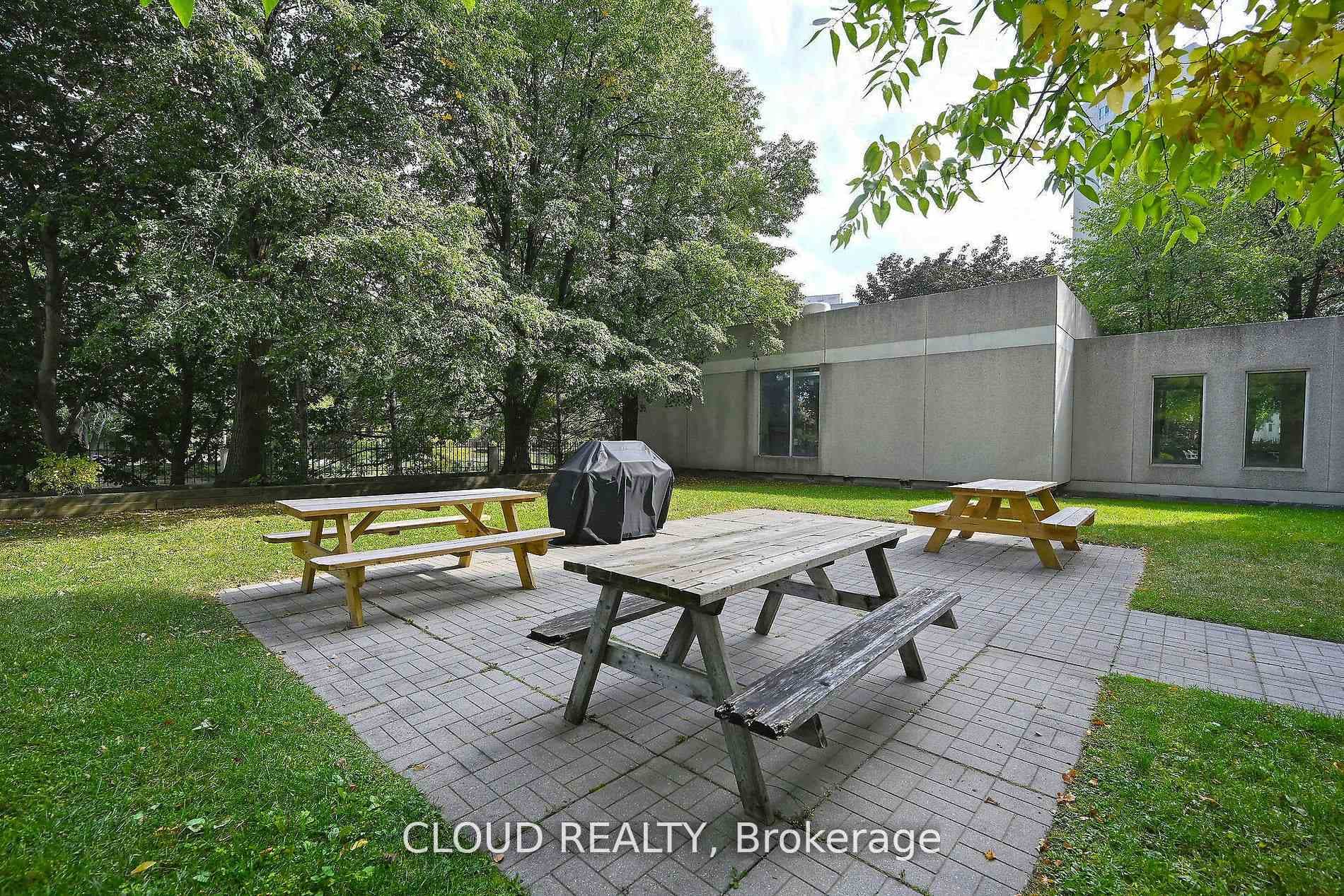 3700 Kaneff Crescent Unit 2209 photo 24