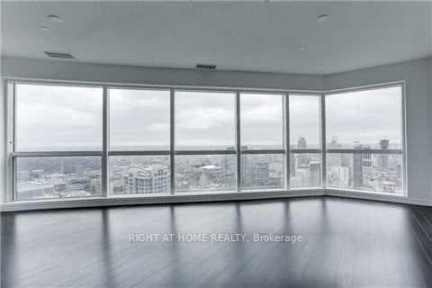 386 Yonge Street Unit 5016 photo 4