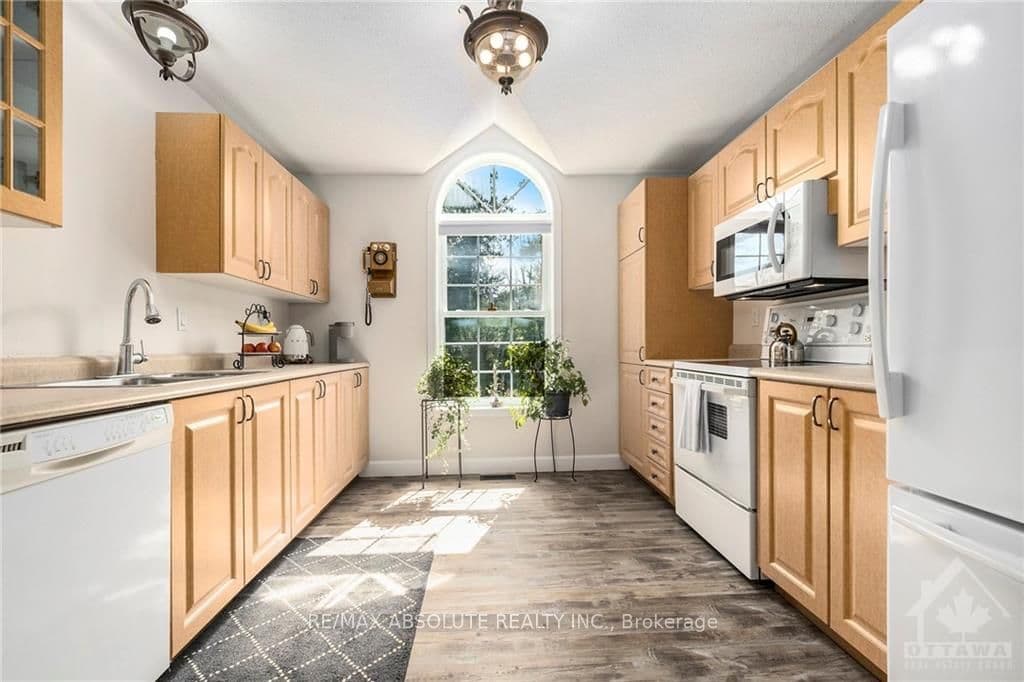 1656 B USBORNE Street photo 7