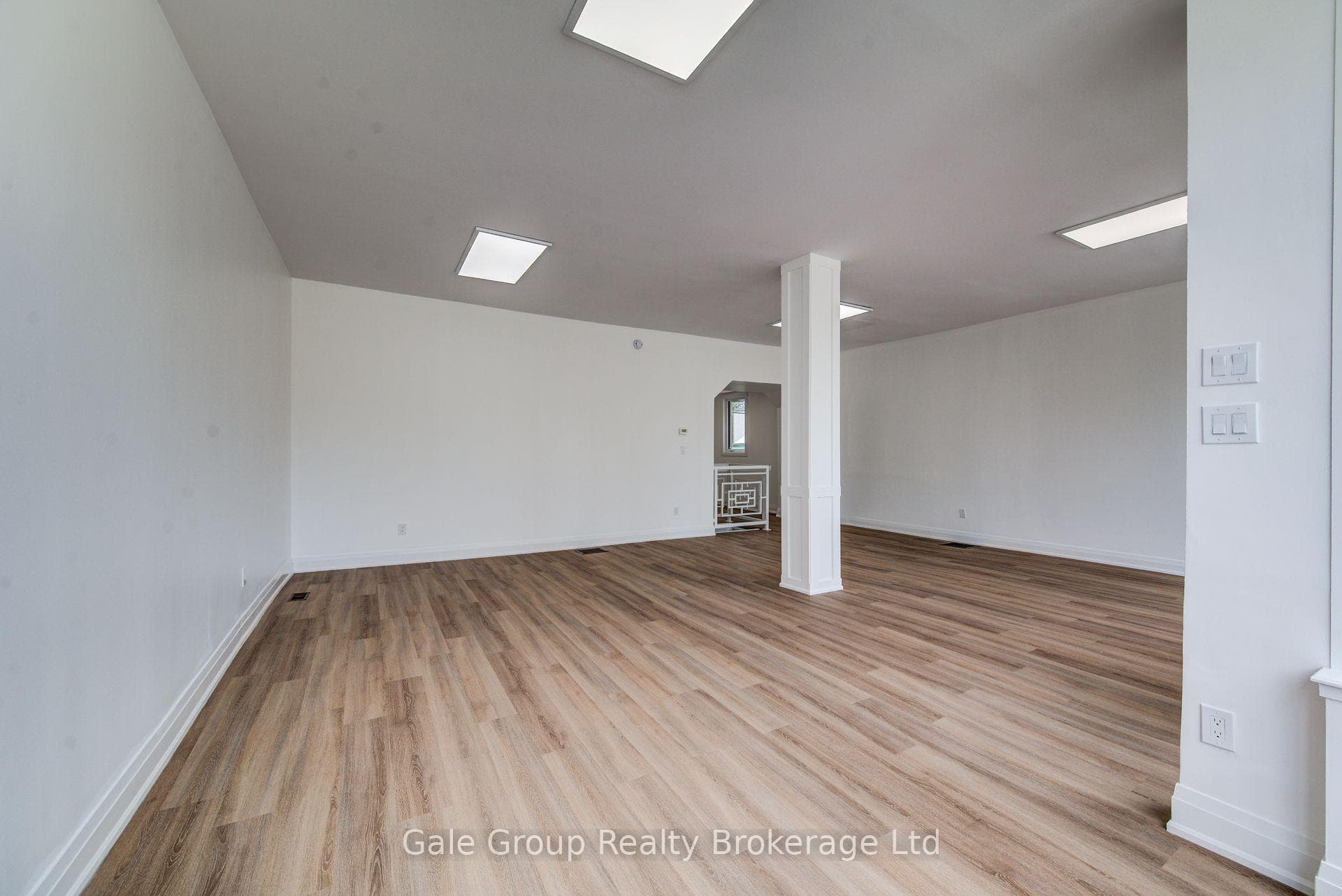 728 Dundas Street photo 17