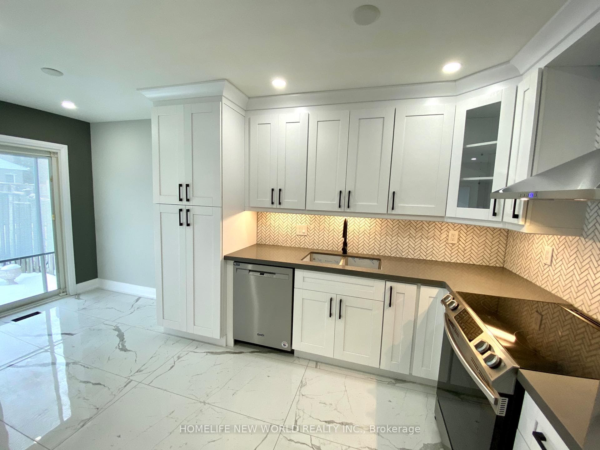 96 Dairis Crescent photo 1