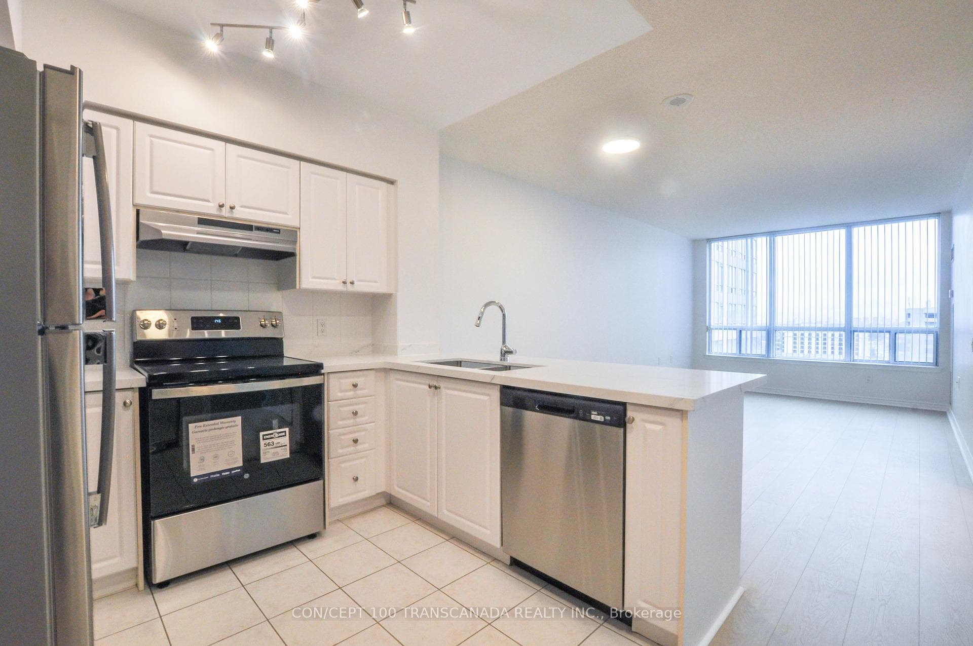 9017 Leslie Street Unit LP118 photo 2